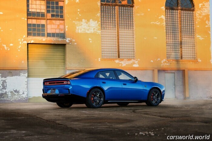 El Charger Daytona 2026 Genera un Sedán de 670 HP | Carscoops